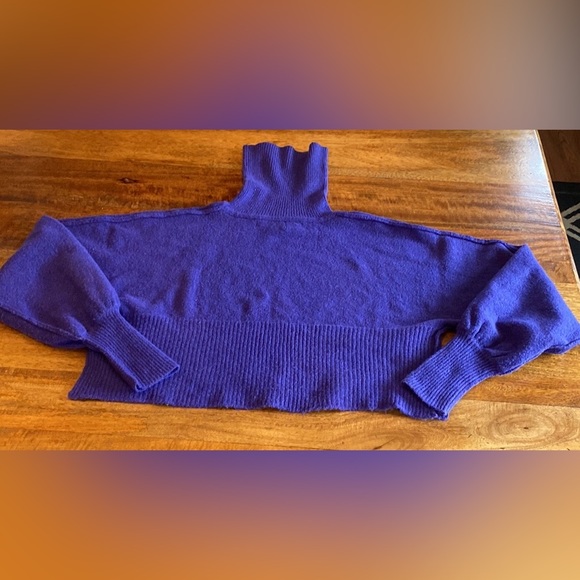 Women’s Juniors Urban Outfitters Crop Turtleneck Sweater - Picture 3 of 8